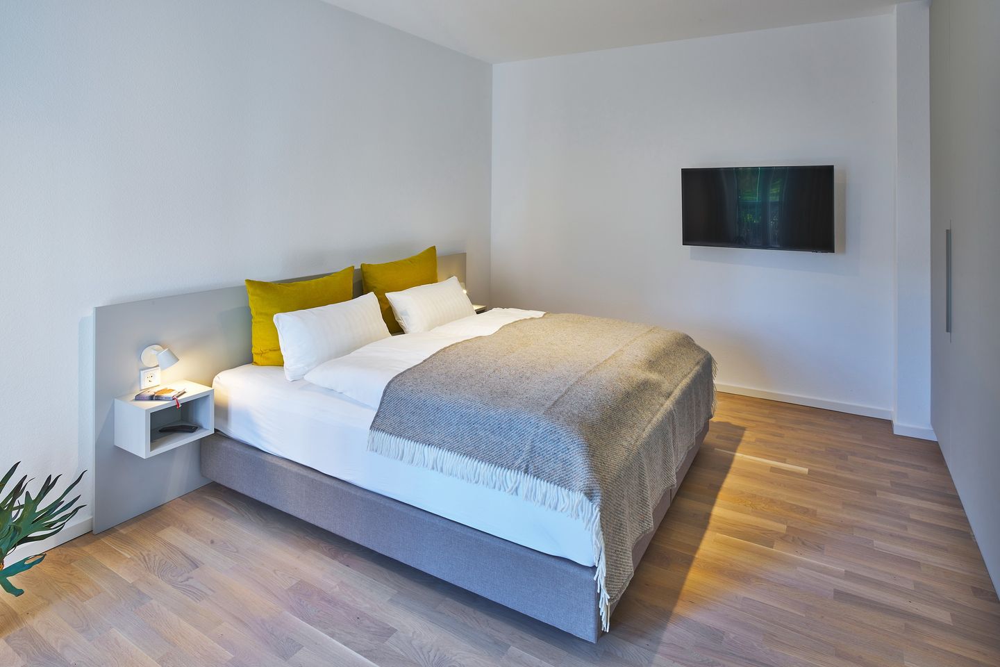 Lüttjeod Apartmentvilla Lüttjeod Apartmentvilla 02 Langeoog - Schlafzimmer mit Doppelbett und Flatscreen TV