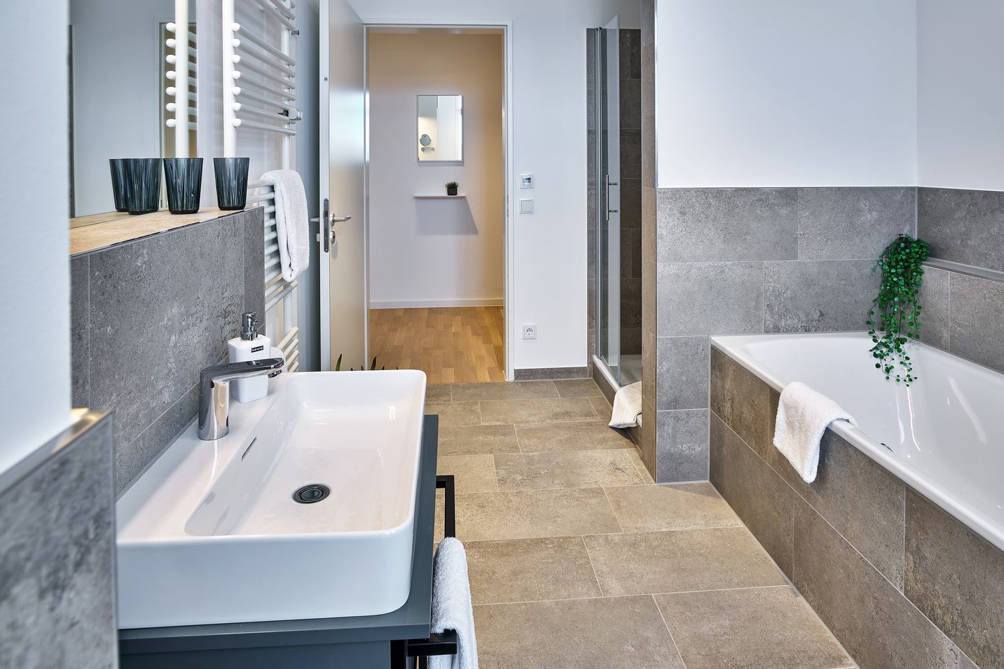 Lüttjeod Apartmentvilla Lüttjeod Apartmentvilla 15 Langeoog - Badezimmer mit Dusche und Badewanne