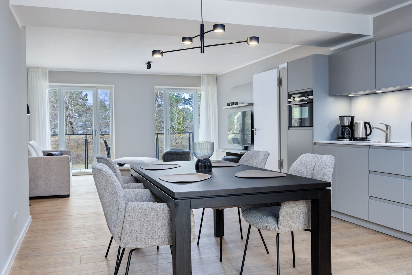 Strandresidenzen Binz-Prora Strandresidenzen Binz-Prora D1.1 Rügen - Wohn-Essbereich mit Esstisch, Sitzgelegenheit und Küchenzeile