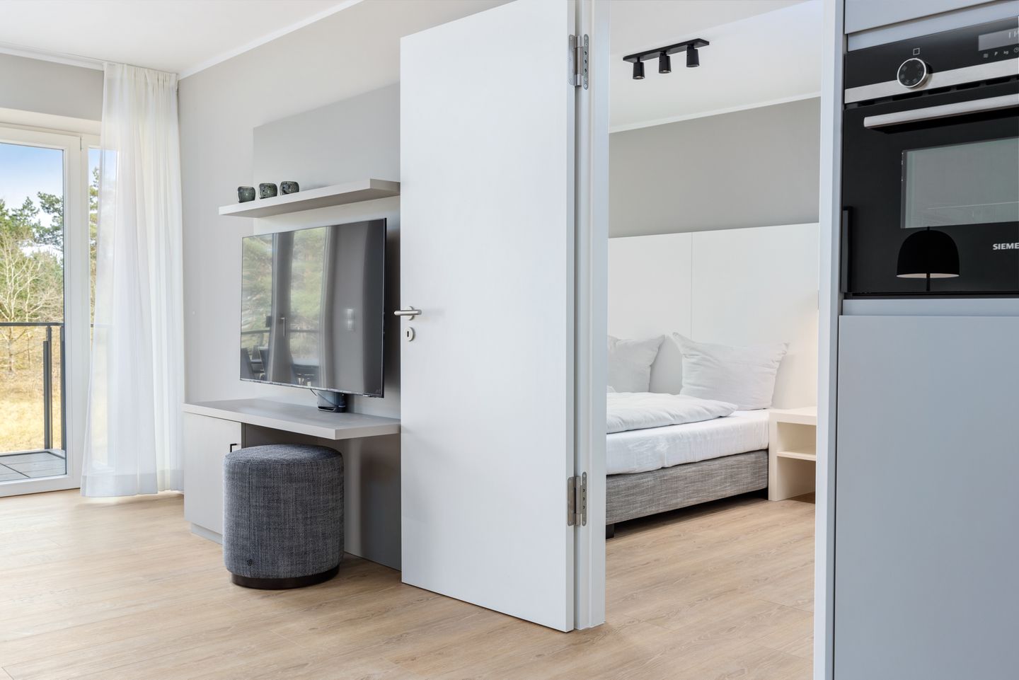 Strandresidenzen Binz-Prora Strandresidenzen Binz-Prora D1.1 Rügen - Wohn-Essbereich mit Zugang zum Schlafzimmer