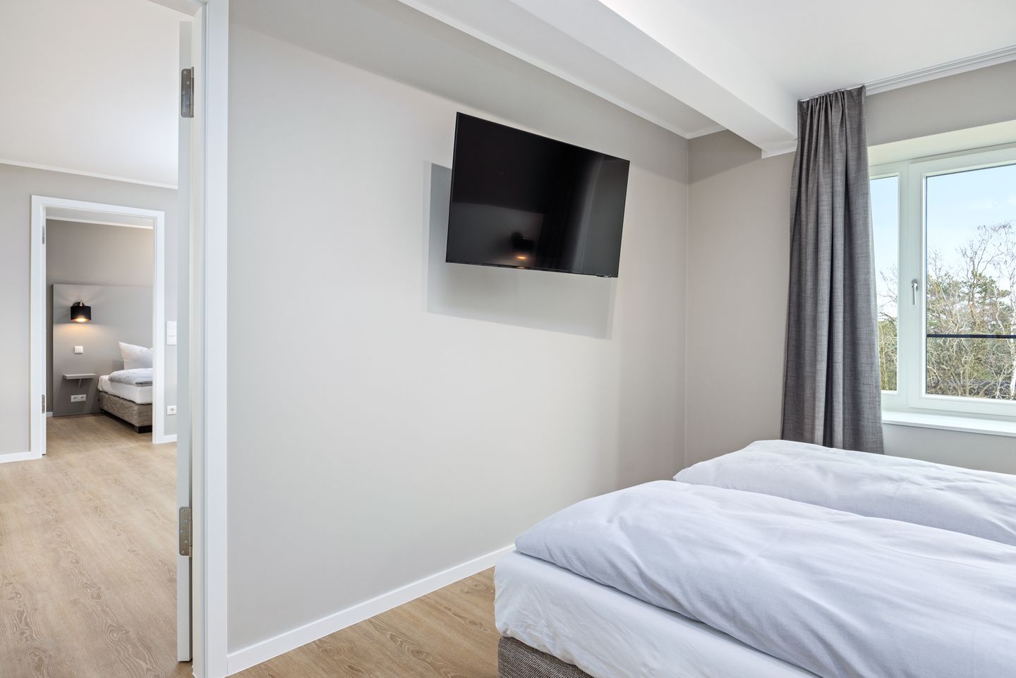 Strandresidenzen Binz-Prora Strandresidenzen Binz-Prora D3.5 Rügen - Schlafzimmer mit Doppelbett und Flatscreen TV