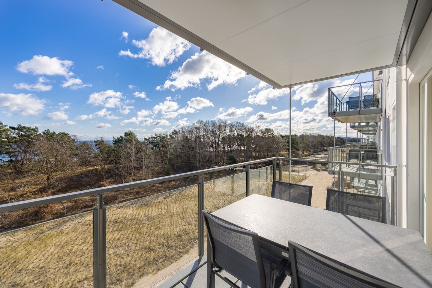 Strandresidenzen Binz-Prora Strandresidenzen Binz-Prora D4.1 Rügen - Überdachter Balkon mit Sitzgelegenheit