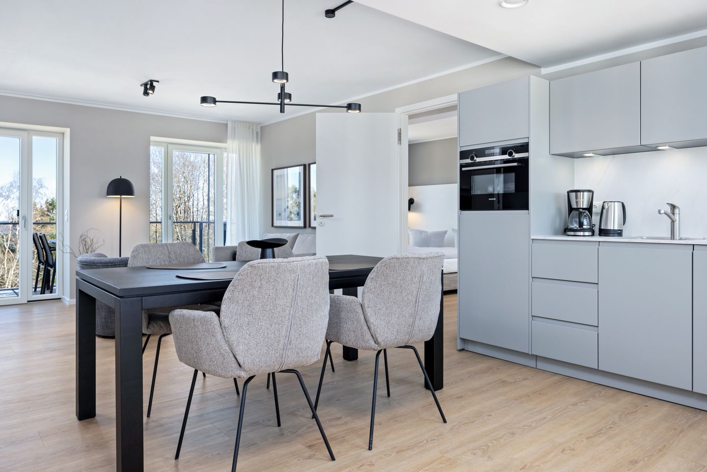 Strandresidenzen Binz-Prora Strandresidenzen Binz-Prora D4.5 Rügen - Wohn-Essbereich mit Couch