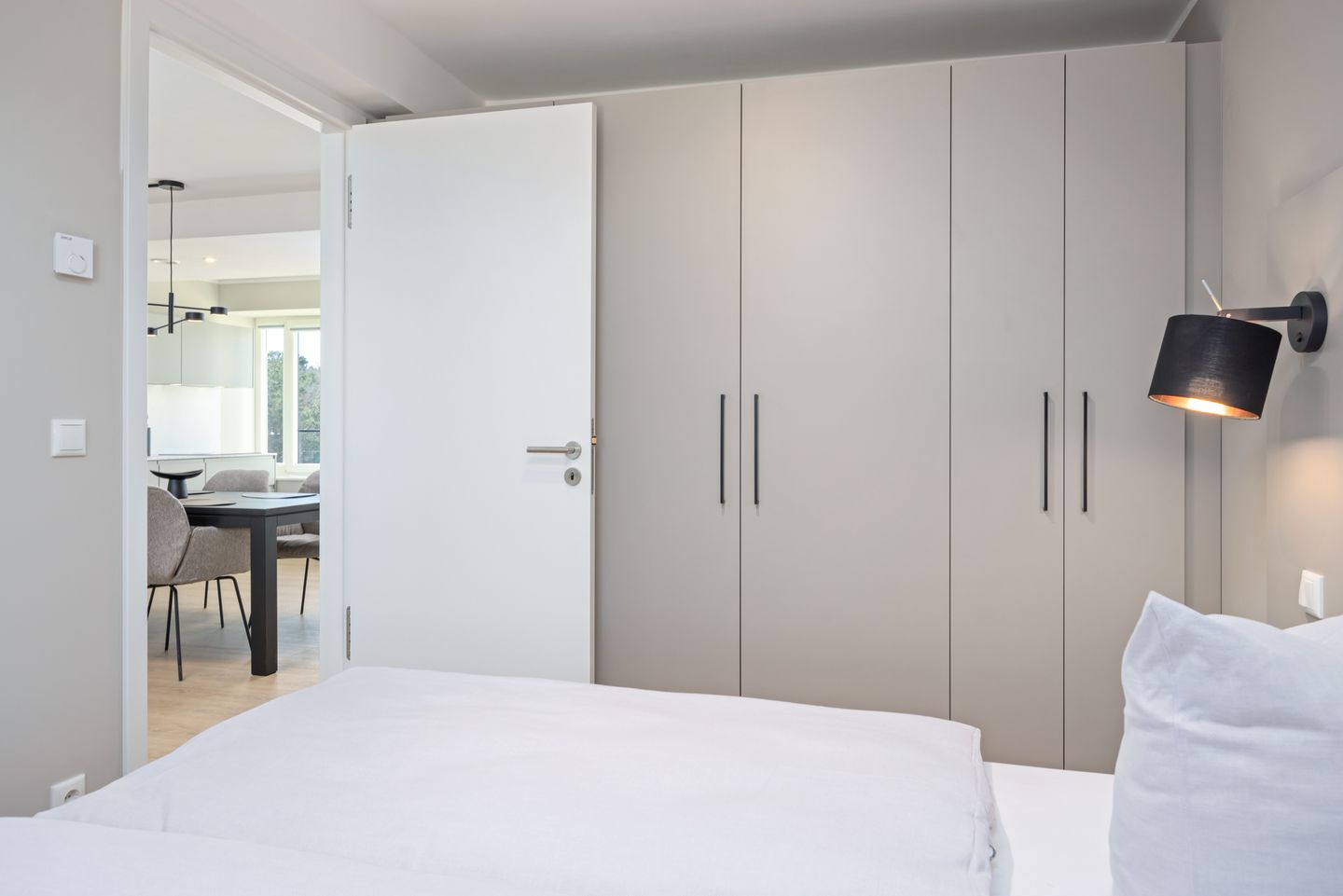 Strandresidenzen Binz-Prora Strandresidenzen Binz-Prora D4.5 Rügen - Schlafzimmer mit Doppelbett und Kleiderschrank