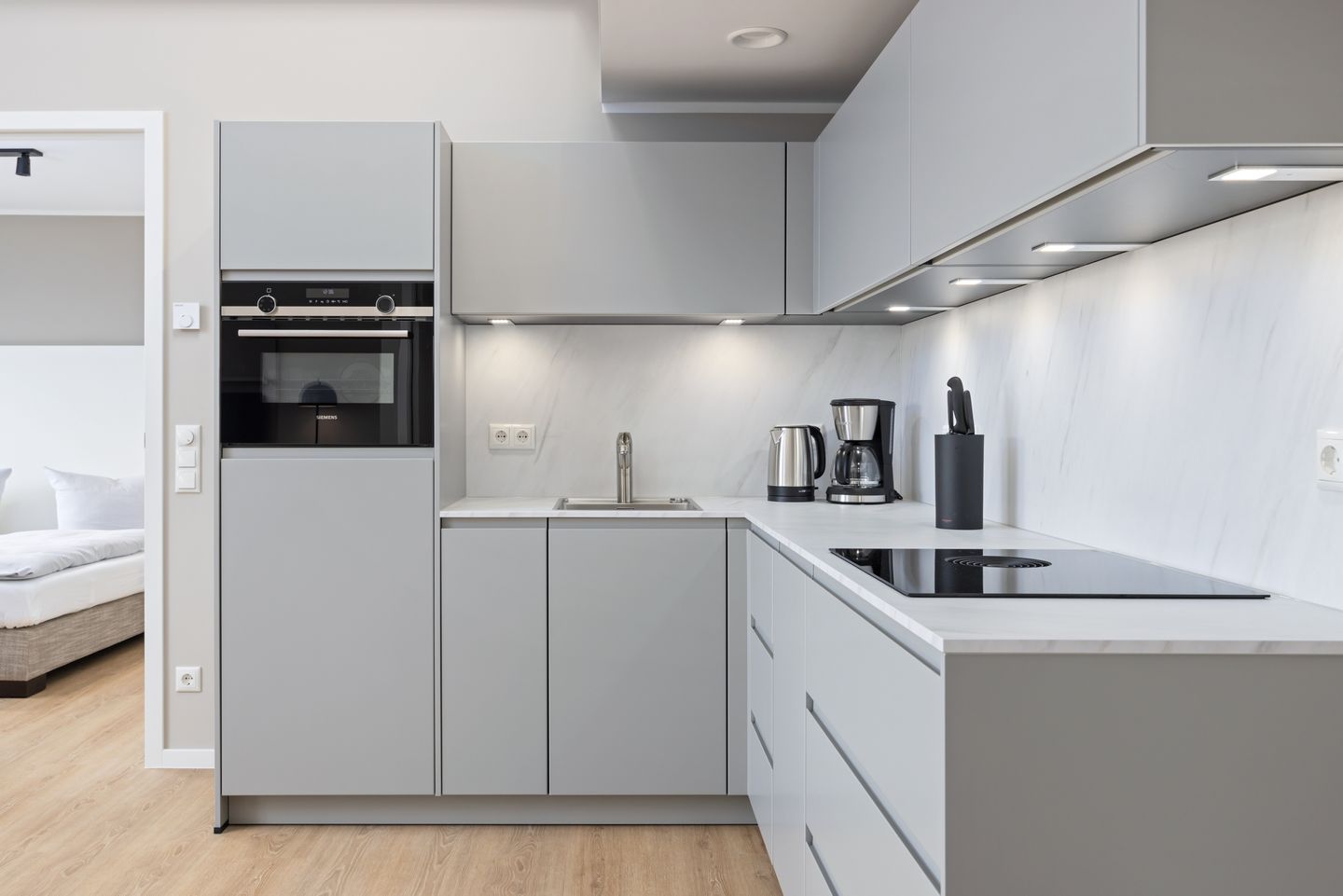 Strandresidenzen Binz-Prora Strandresidenzen Binz-Prora D5.4 Rügen - Wohn-Essbereich mit Küchenzeile