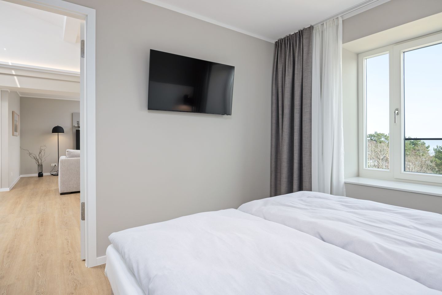 Strandresidenzen Binz-Prora Strandresidenzen Binz-Prora D5.4 Rügen - Schlafzimmer mit Doppelbett und Flatscreen TV