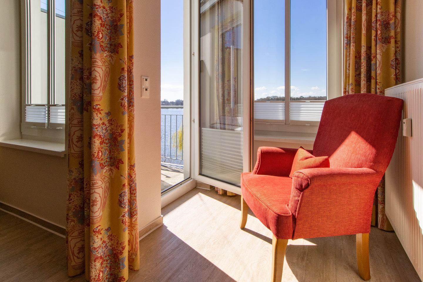 Seehof Seehof 122 Usedom - Wohnbereich mit Sessel und Ausblick