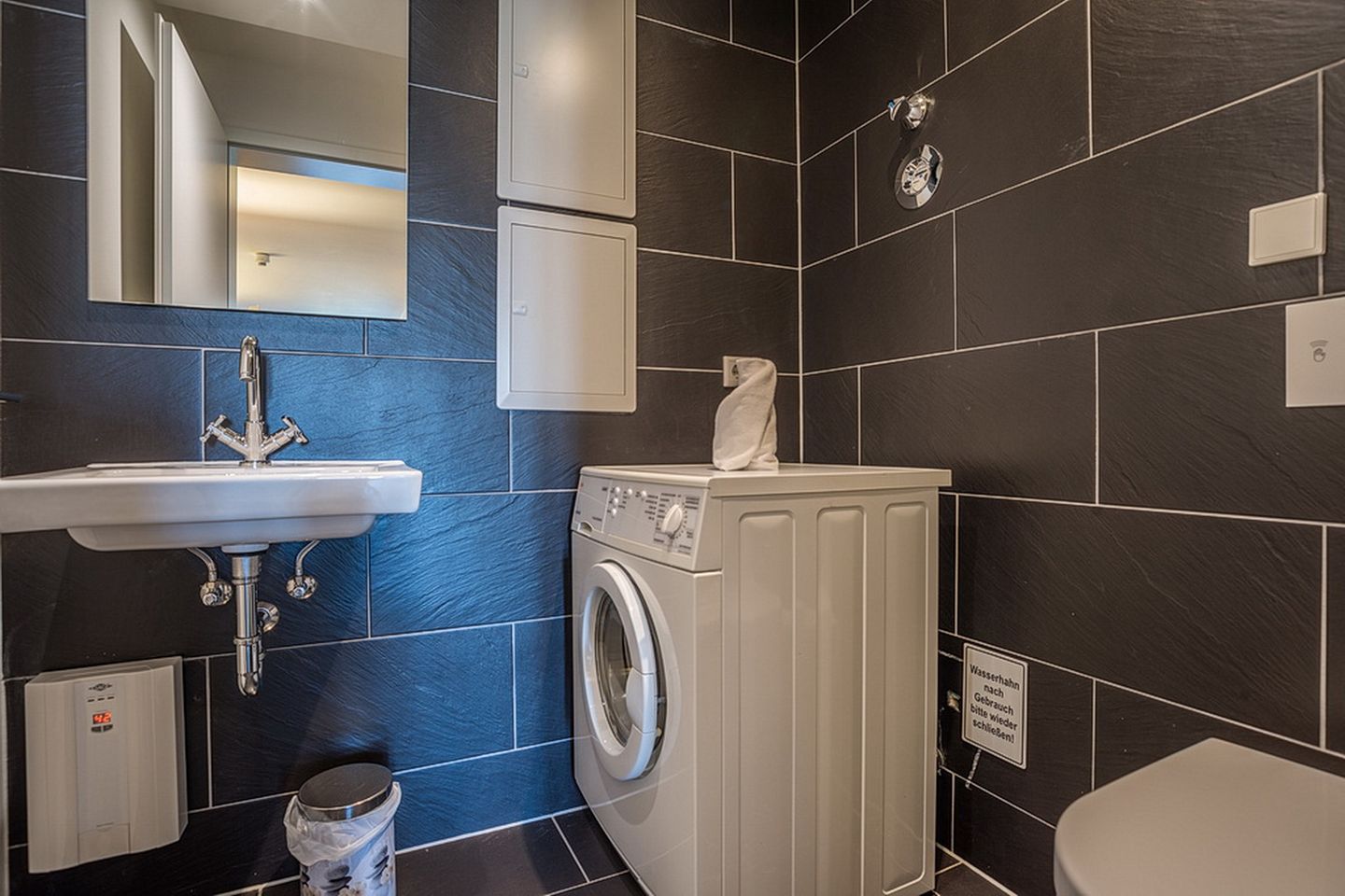 Resort Deichgraf Resort Deichgraf 31-01 Wremen - Badezimmer mit Waschmaschine und WC