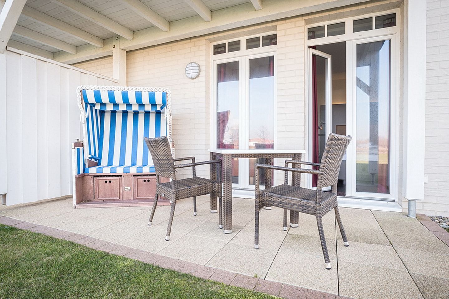 Resort Deichgraf Resort Deichgraf 31-01 Wremen - Überdachte Terrasse mit Sitzgelegenheit und Grünfläche