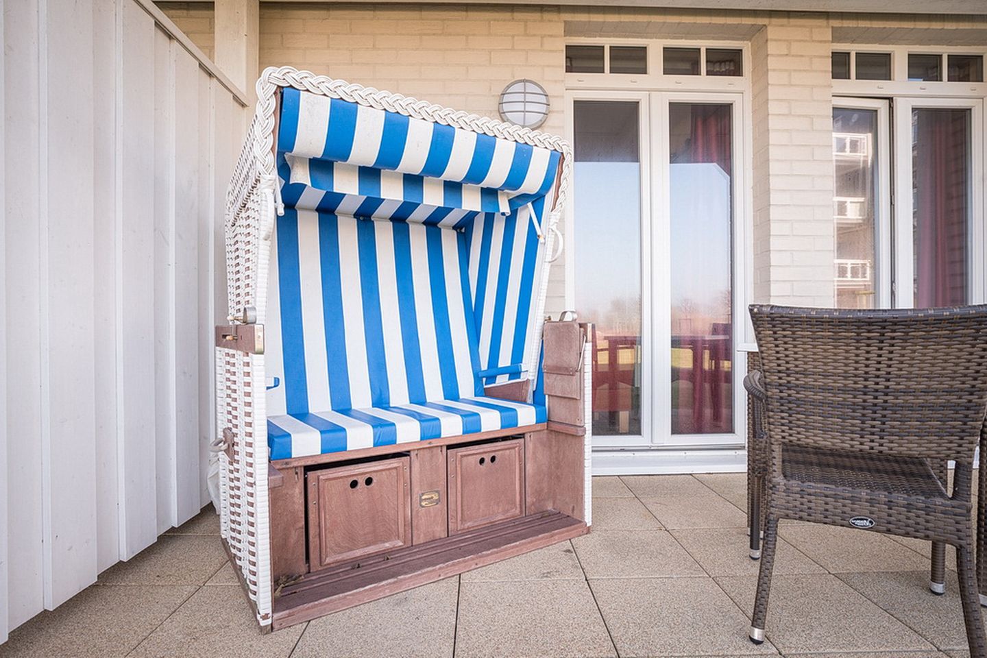 Resort Deichgraf Resort Deichgraf 31-01 Wremen - Überdachte Terrasse mit Sitzgelegenheit und Strandkorb