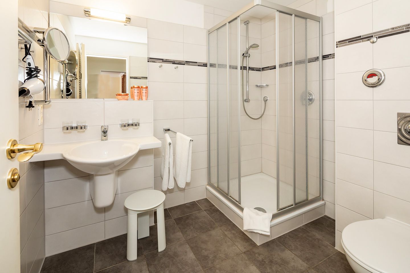 Seehof Seehof 115 Usedom - Badezimmer mit Dusche, Waschbecken, WC und Spiegel