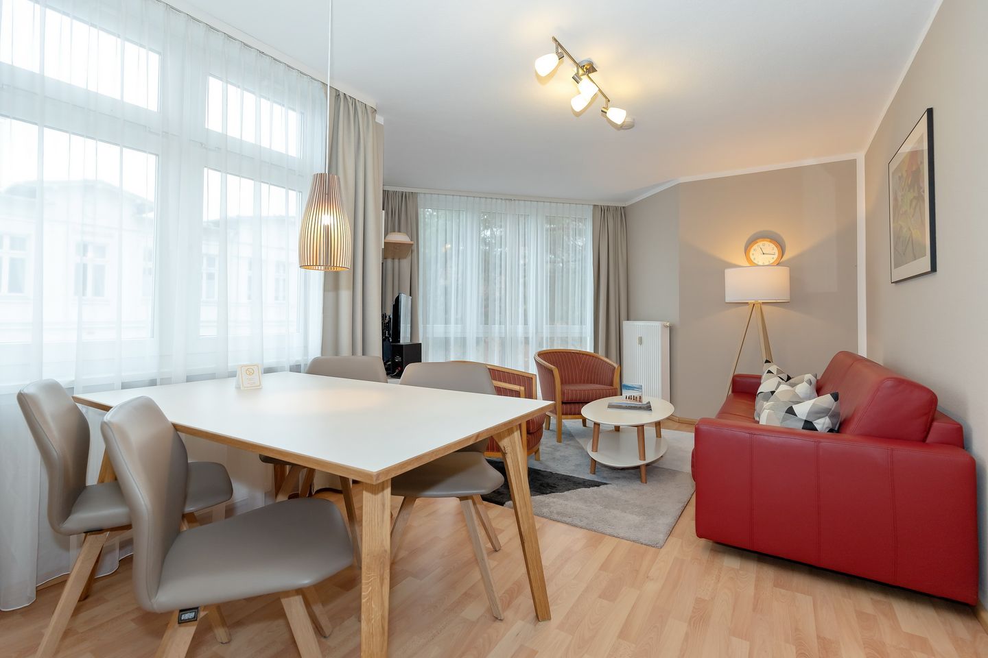 Inselstrand Inselstrand 2212 Usedom - Wohn-Essbereich mit Couch, Esstisch und Sitzgelegenheit