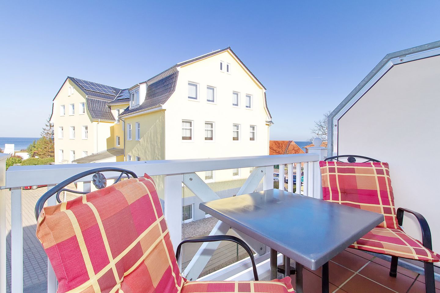 Apartment-Residenz Ostseestrand Apartment-Residenz Ostseestrand 33 Kühlungsborn - Balkon mit Gartenmöbeln