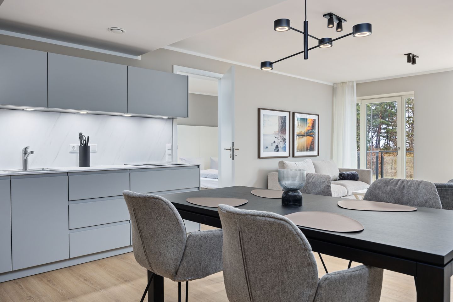 Strandresidenzen Binz-Prora Strandresidenzen Binz-Prora D1.2 Rügen - Wohn-Essbereich mit Esstisch und Küchenzeile