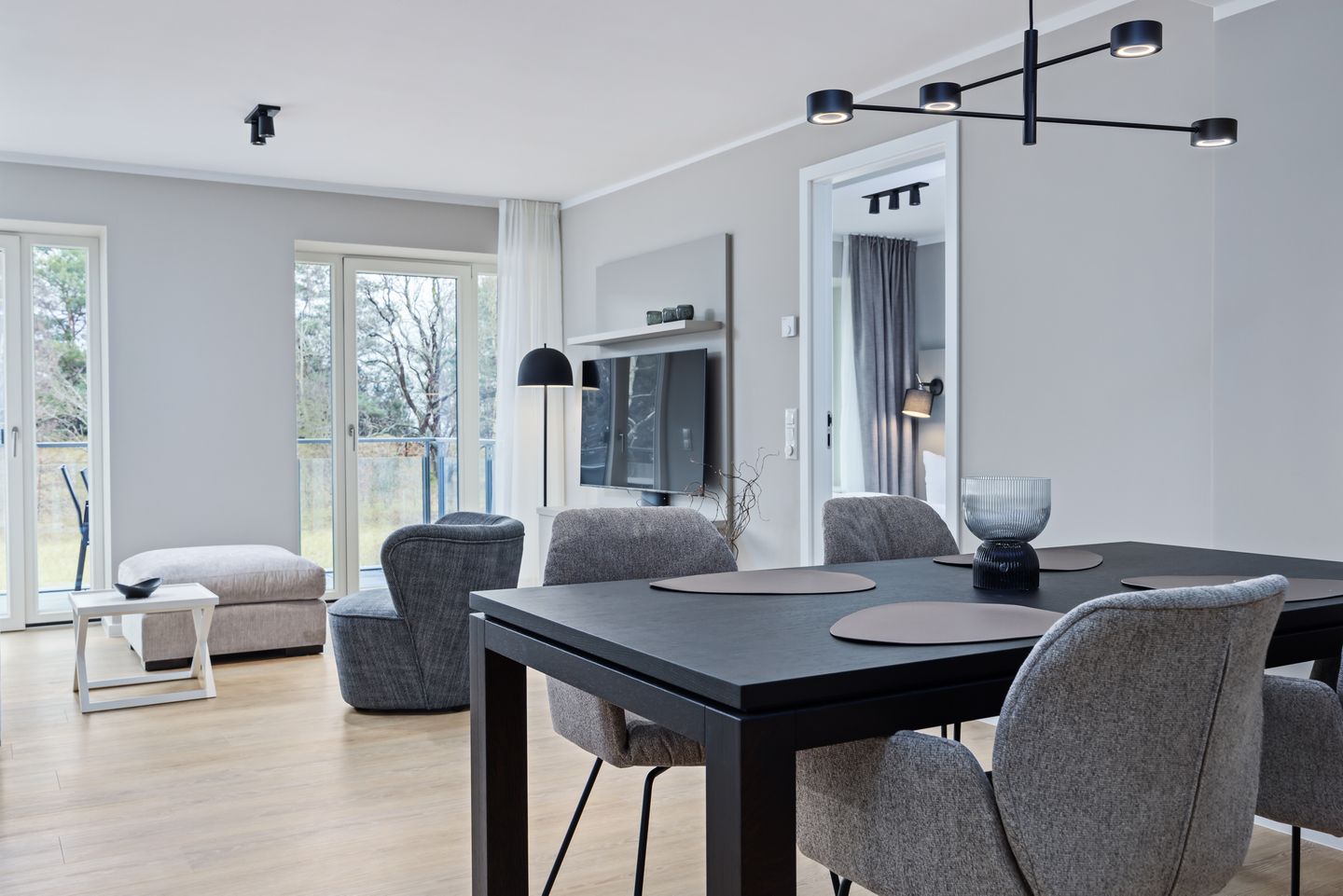 Strandresidenzen Binz-Prora Strandresidenzen Binz-Prora D1.2 Rügen - Wohn-Essbereich mit Esstisch, Sitzgelegenheit und Küchenzeile