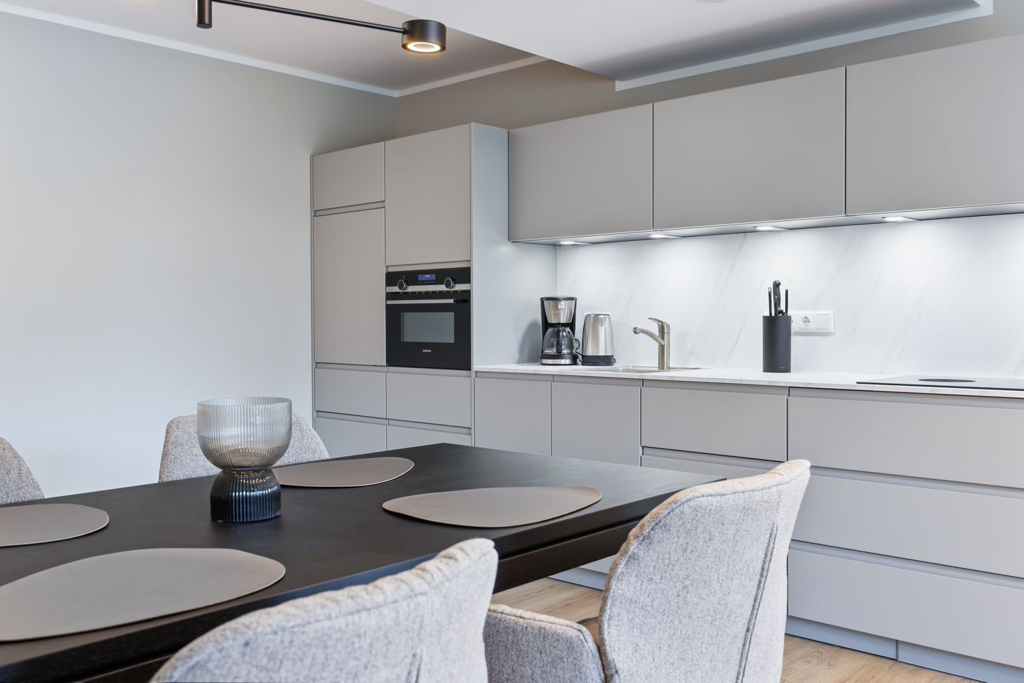 Strandresidenzen Binz-Prora Strandresidenzen Binz-Prora D1.2 Rügen - Wohn-Essbereich mit Esstisch und Sitzgelegenheit