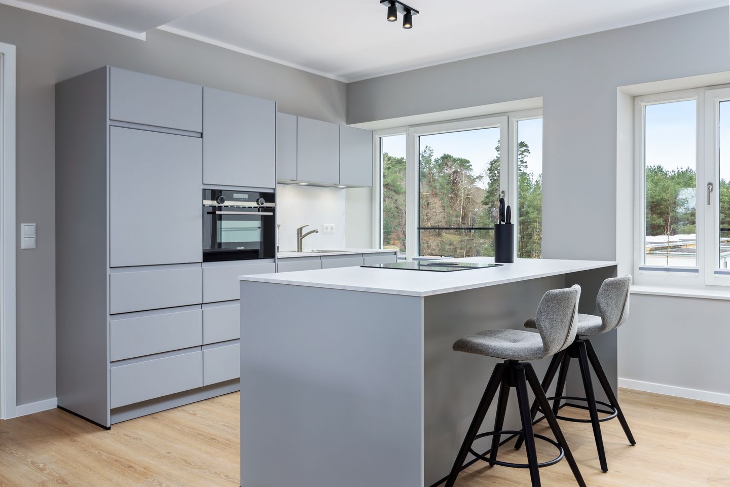 Strandresidenzen Binz-Prora Strandresidenzen Binz-Prora D1.3 Rügen - Wohn-Essbereich mit Esstisch, Sitzgelegenheit und Küchenzeile