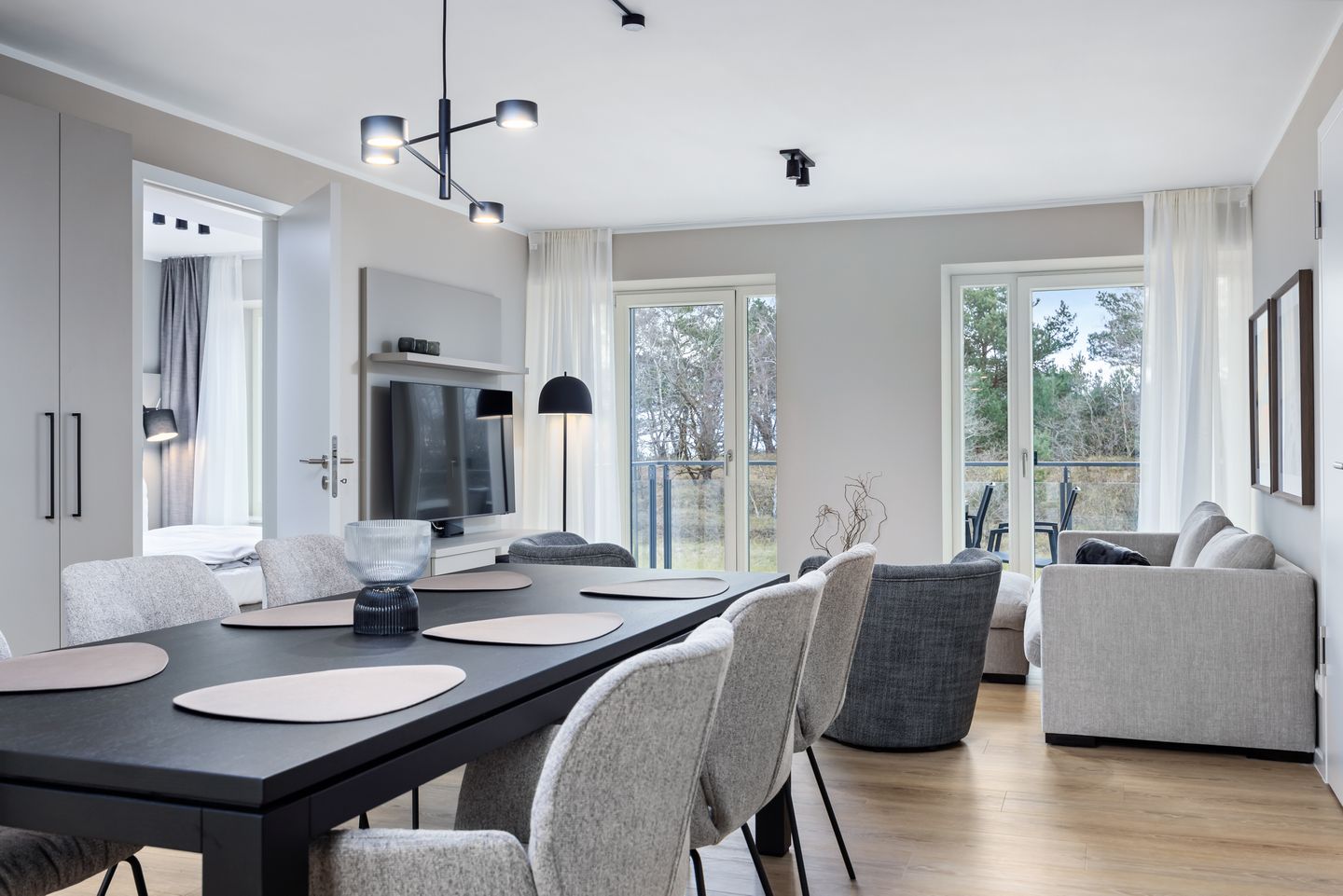 Strandresidenzen Binz-Prora Strandresidenzen Binz-Prora D1.3 Rügen - Wohn-Essbereich mit Esstisch und Sitzgelegenheit