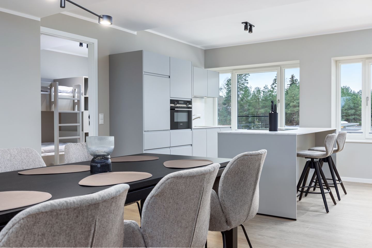 Strandresidenzen Binz-Prora Strandresidenzen Binz-Prora D1.3 Rügen - Wohn-Essbereich mit Esstisch und Sitzgelegenheit