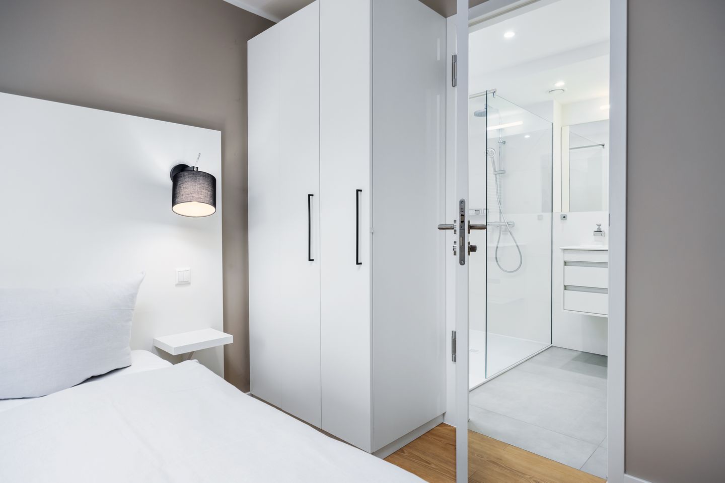 Strandresidenzen Binz-Prora Strandresidenzen Binz-Prora D1.3 Rügen - Schlafzimmer mit Doppelbett und Kleiderschrank