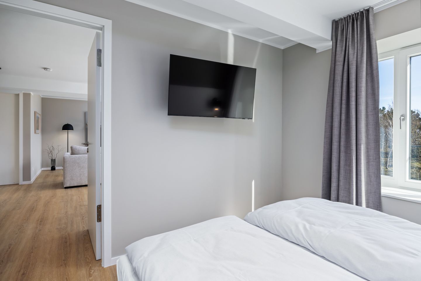 Strandresidenzen Binz-Prora Strandresidenzen Binz-Prora D2.4 Rügen - Schlafzimmer mit Doppelbett und Flatscreen TV