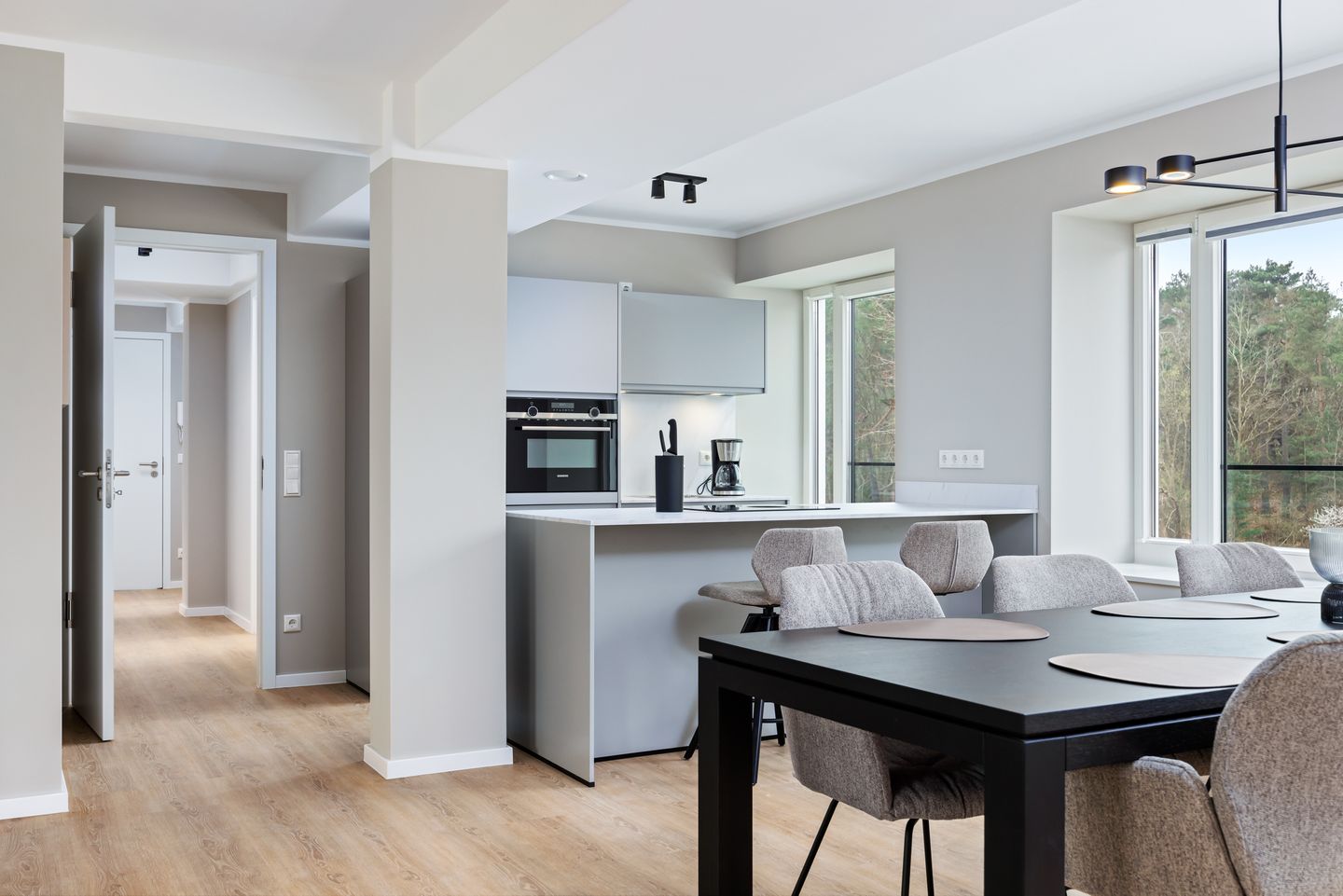 Strandresidenzen Binz-Prora Strandresidenzen Binz-Prora V2.1 Rügen - Wohn-Essbereich mit Couch