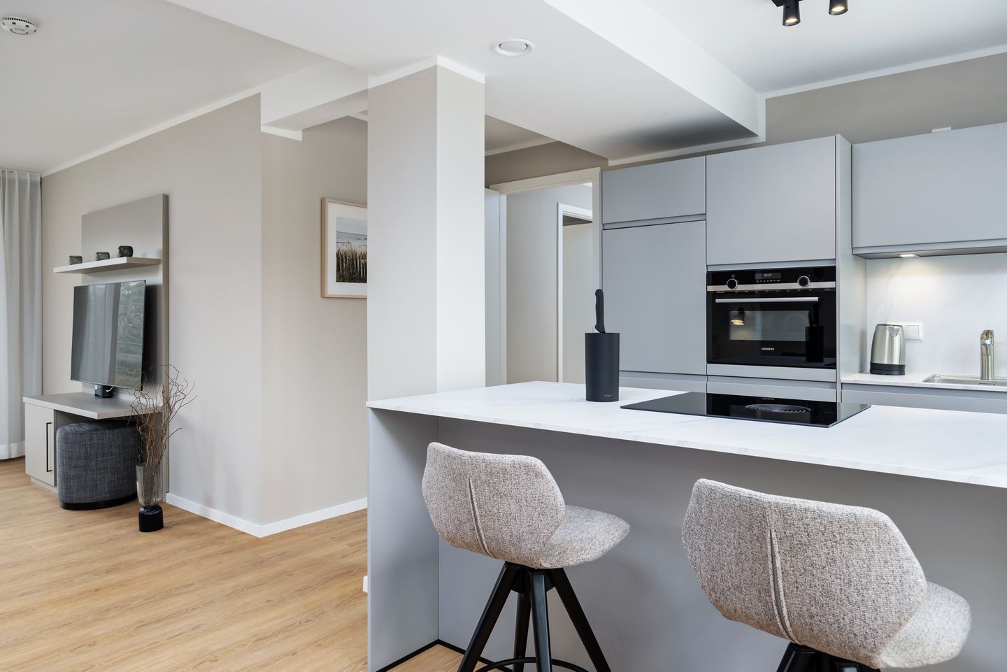 Strandresidenzen Binz-Prora Strandresidenzen Binz-Prora V2.1 Rügen - Wohn-Essbereich mit Couch und Küchenzeile