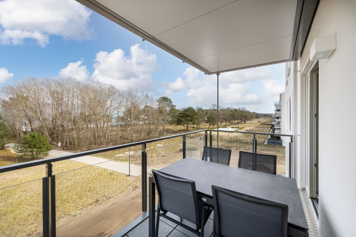 Strandresidenzen Binz-Prora Strandresidenzen Binz-Prora V3.1 Rügen - Überdachter Balkon mit Sitzgelegenheit