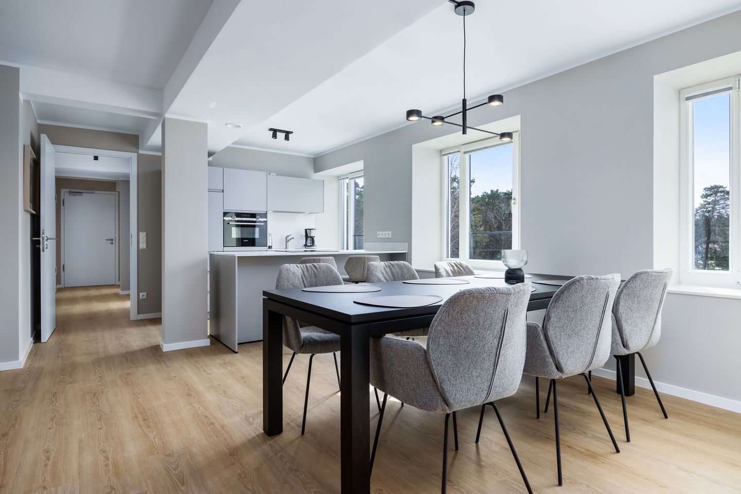 Strandresidenzen Binz-Prora Strandresidenzen Binz-Prora V3.1 Rügen - Wohn-Essbereich mit Esstisch, Sitzgelegenheit und Küchenzeile