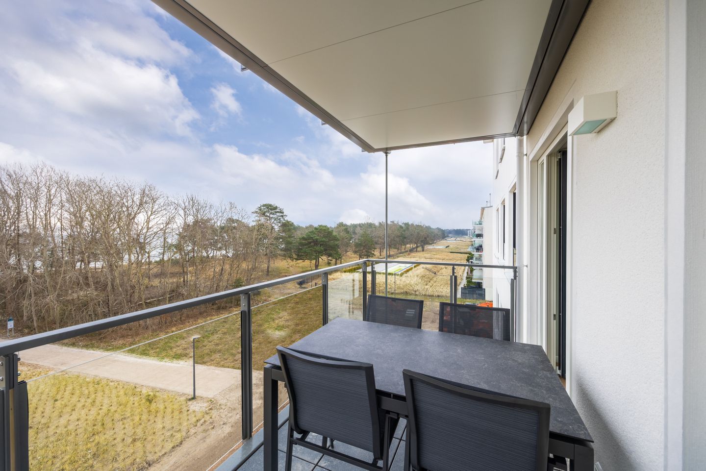 Strandresidenzen Binz-Prora Strandresidenzen Binz-Prora V4.1 Rügen - Überdachter Balkon mit Sitzgelegenheit