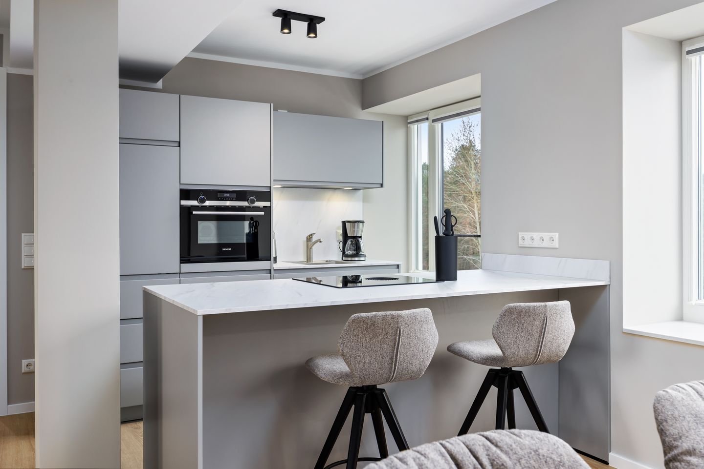 Strandresidenzen Binz-Prora Strandresidenzen Binz-Prora V4.1 Rügen - Wohn-Essbereich mit Küchenzeile