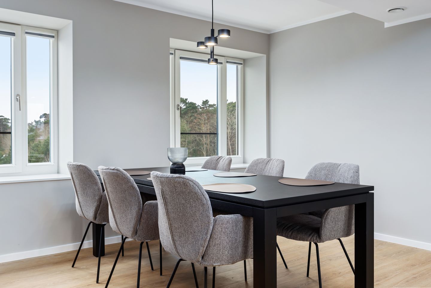 Strandresidenzen Binz-Prora Strandresidenzen Binz-Prora V4.1 Rügen - Wohn-Essbereich mit Esstisch und Sitzgelegenheit