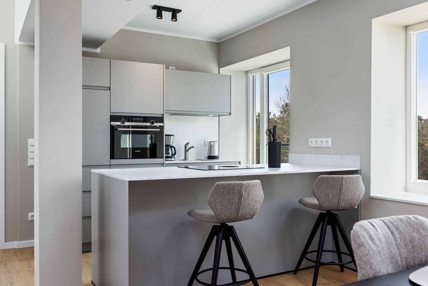 Strandresidenzen Binz-Prora Strandresidenzen Binz-Prora V5.1 Rügen - Wohn-Essbereich mit Küchenzeile