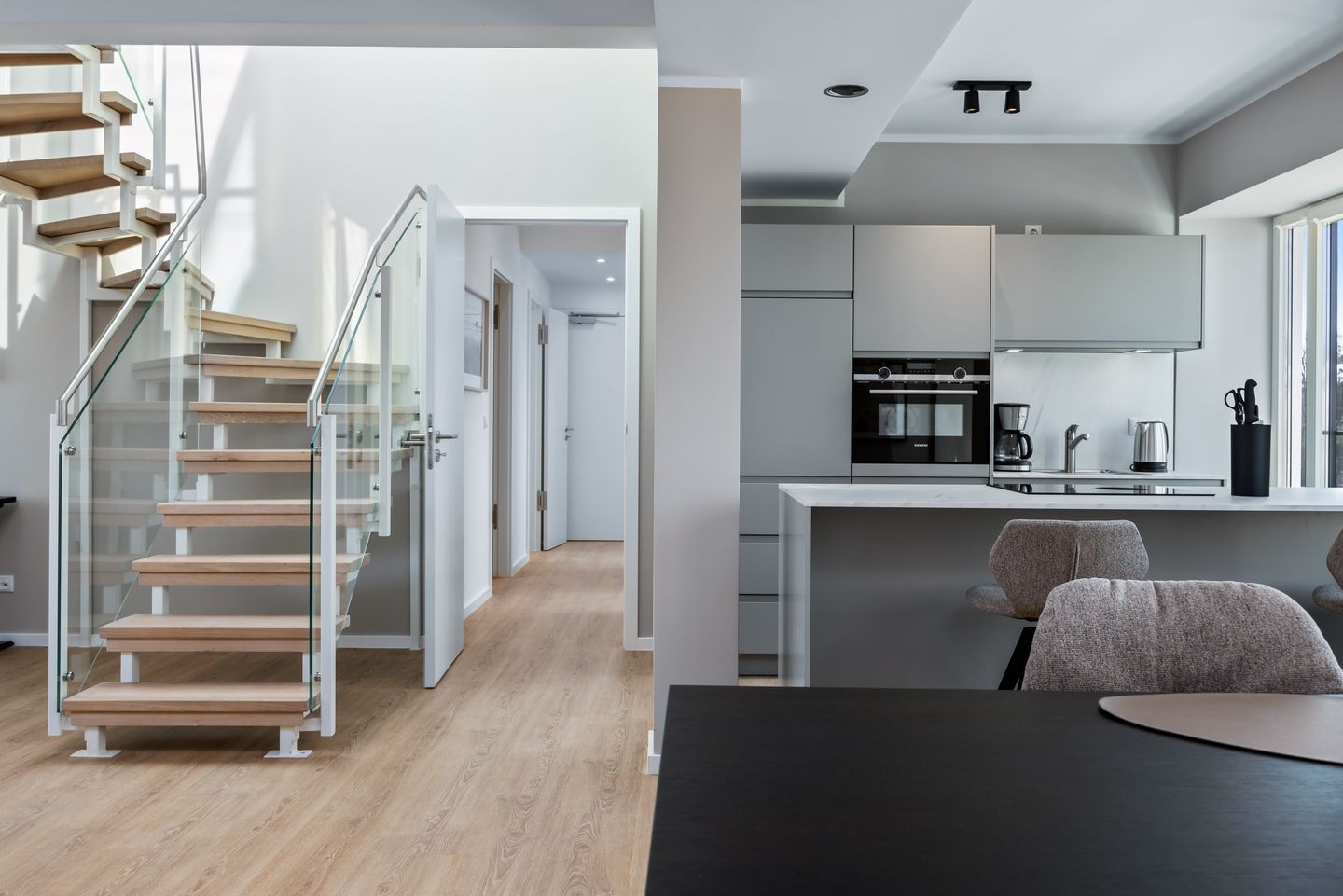 Strandresidenzen Binz-Prora Strandresidenzen Binz-Prora V5.1 Rügen - Wohn-Essbereich mit Couch