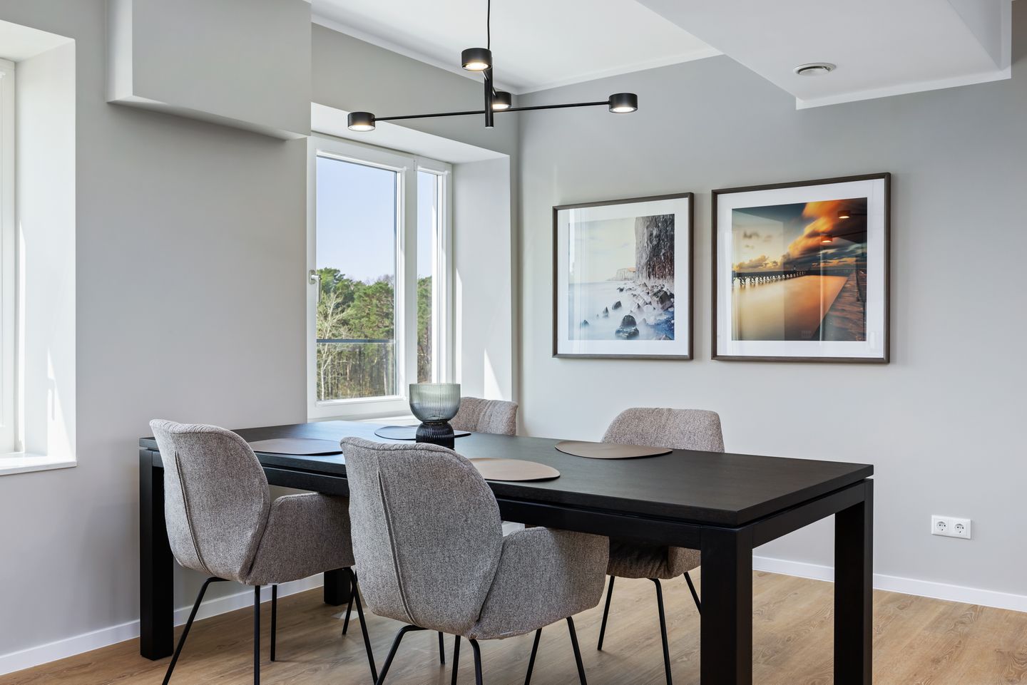 Strandresidenzen Binz-Prora Strandresidenzen Binz-Prora V5.1 Rügen - Wohn-Essbereich mit Esstisch, Sitzgelegenheit und Küchenzeile