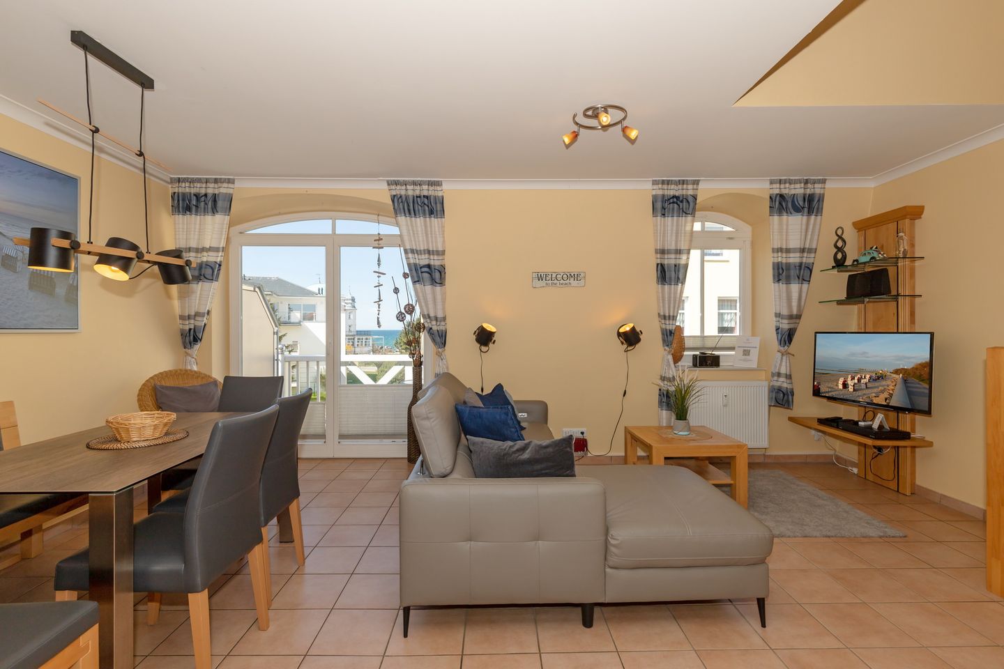 Apartment-Residenz Ostseestrand Apartment-Residenz Ostseestrand 32 Kühlungsborn - Wohn-Essbereich mit Couch