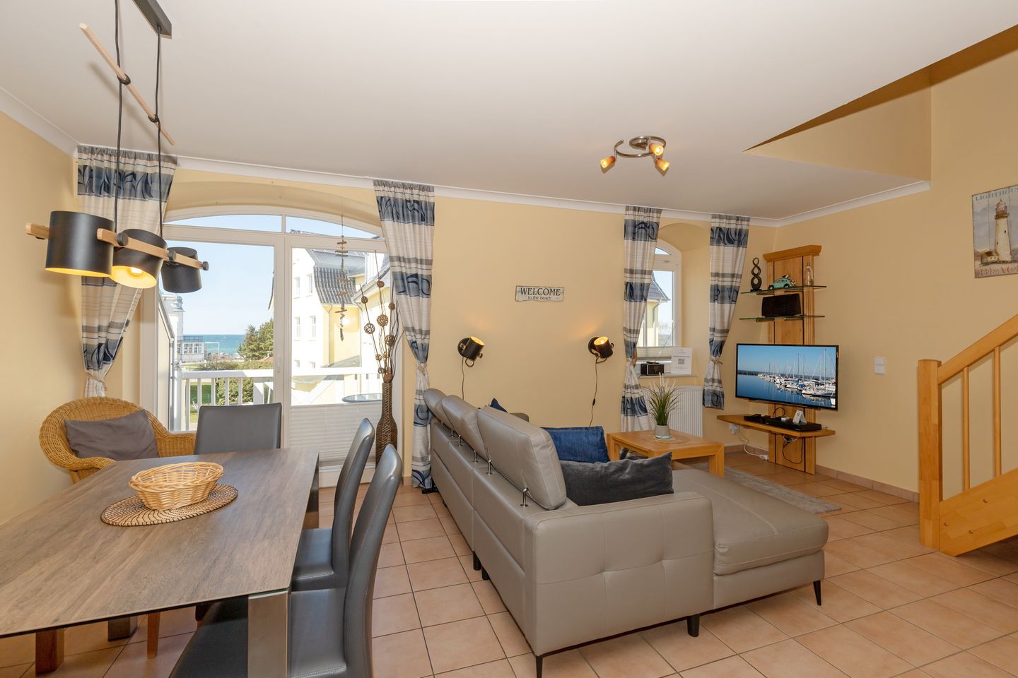 Apartment-Residenz Ostseestrand Apartment-Residenz Ostseestrand 32 Kühlungsborn - Wohn-Essbereich mit Couch