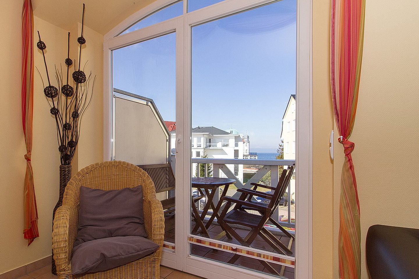 Apartment-Residenz Ostseestrand Apartment-Residenz Ostseestrand 32 Kühlungsborn - Wohn-Essbereich mit Couch und Sitzgelegenheit