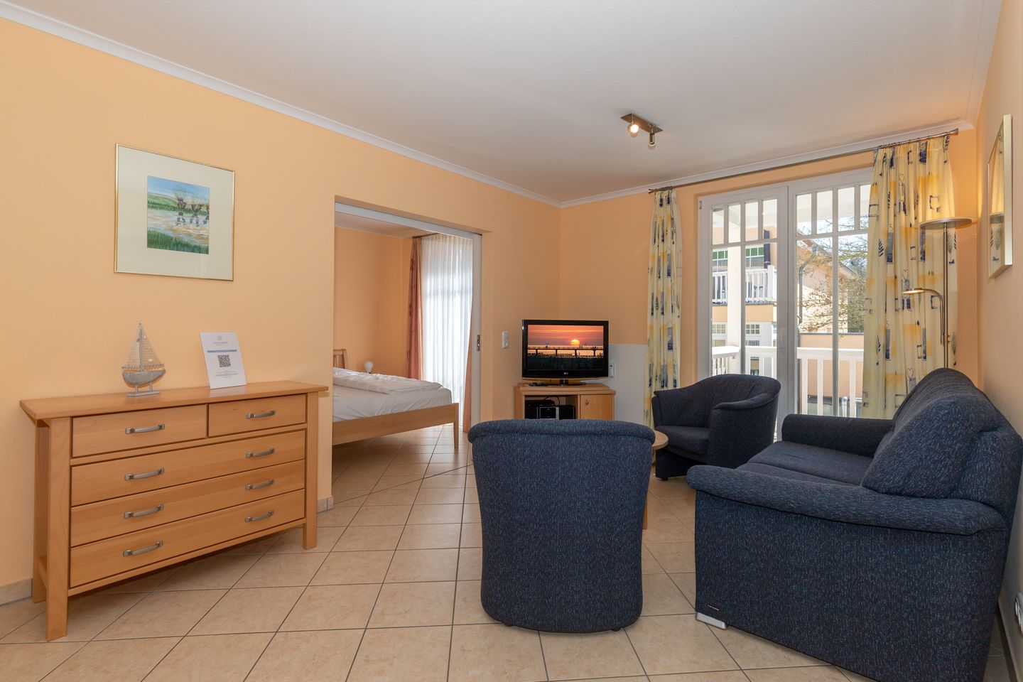 Dünenschloss Dünenschloss 2-09 Kühlungsborn - Wohn-Essbereich mit Couch und Flatscreen-TV