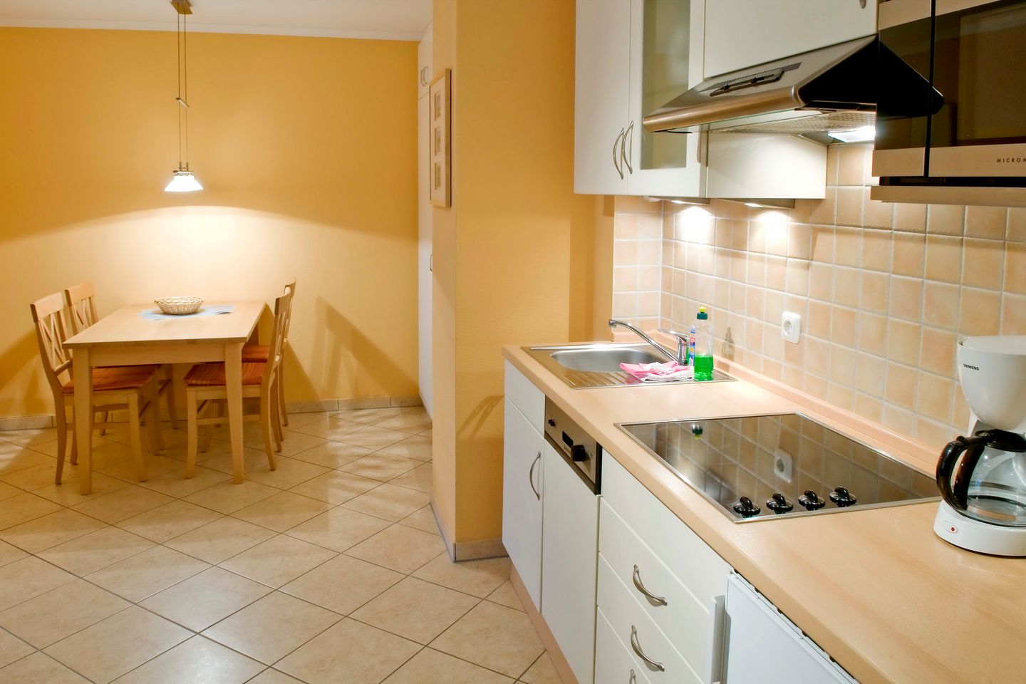 Dünenschloss Dünenschloss 2-09 Kühlungsborn - Küchenzeile mit Esstisch und Sitzgelegenheit