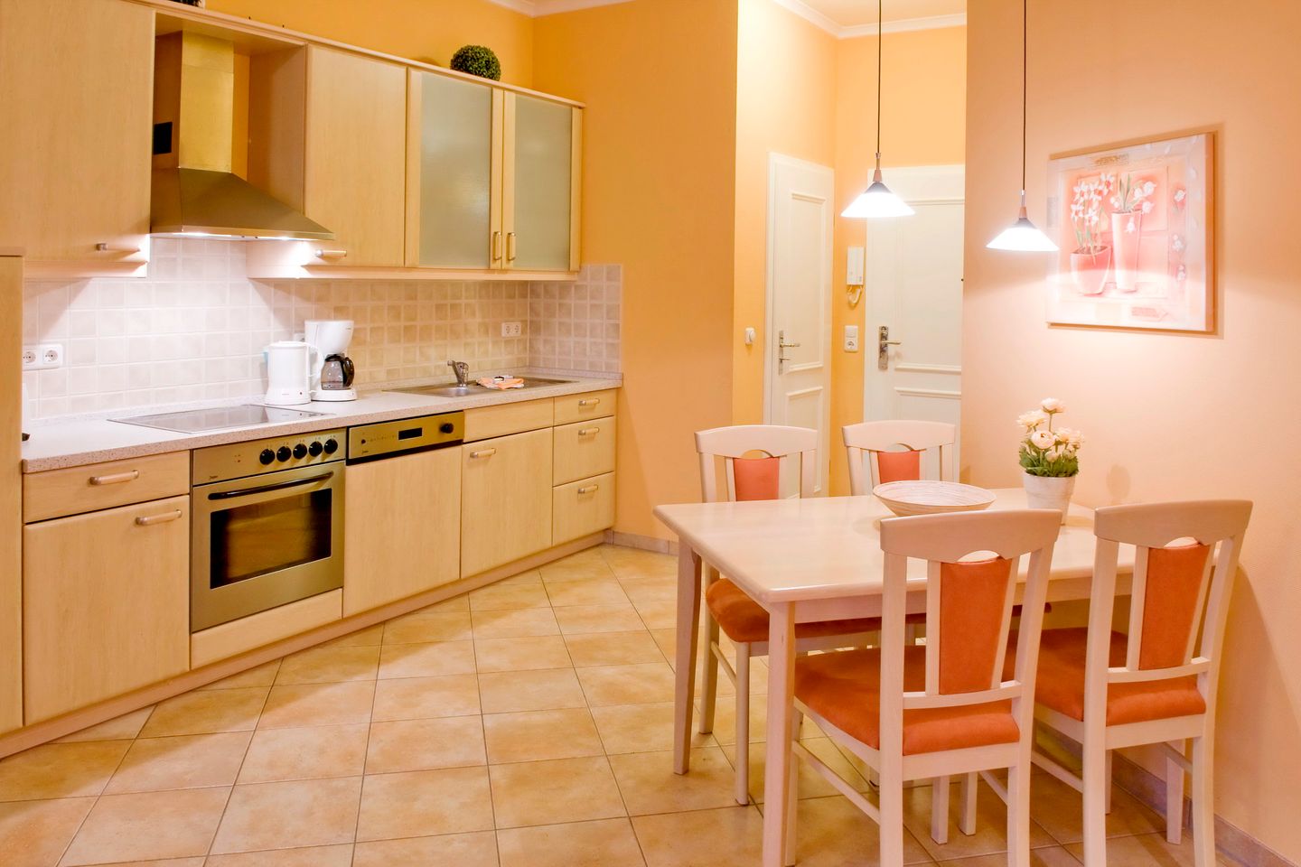 Dünenschloss Dünenschloss 1-26 Kühlungsborn - Küchenzeile mit Esstisch und Sitzgelegenheit