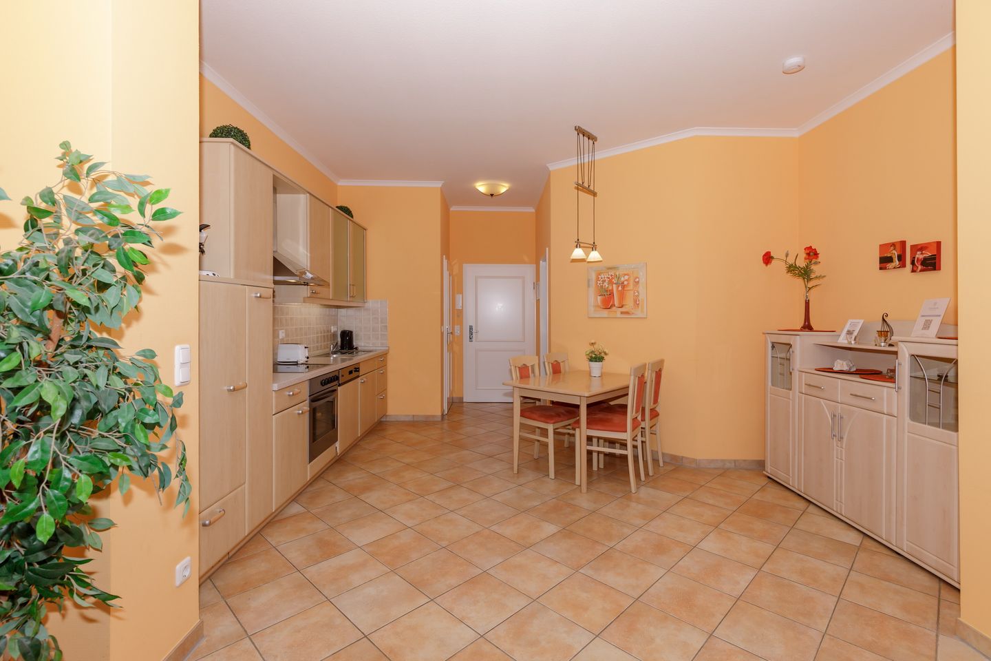 Dünenschloss Dünenschloss 1-26 Kühlungsborn - Küchenzeile mit Esstisch und Sitzgelegenheit