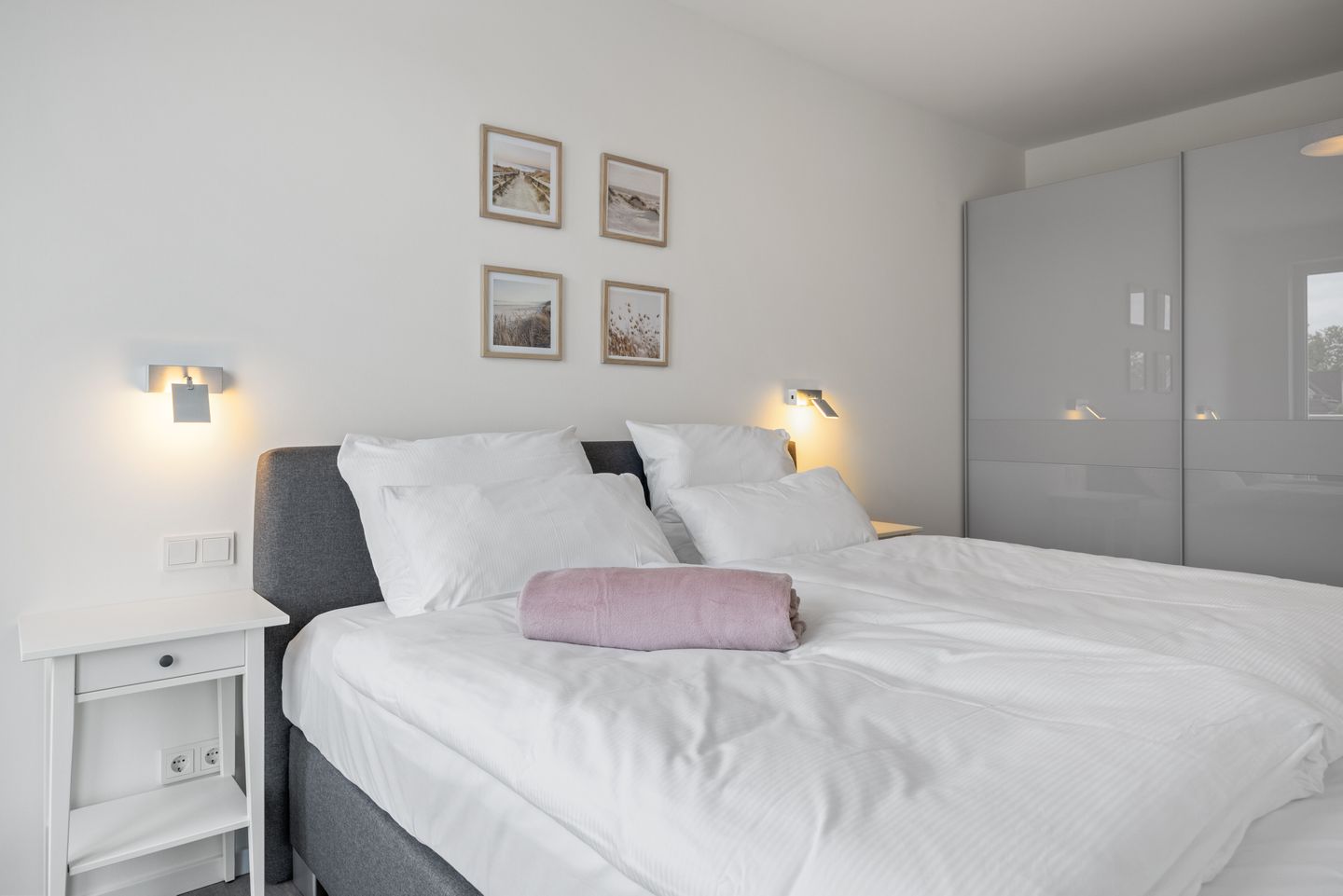 Weiße Villen Weiße Villen 1-11 Boltenhagen - Schlafzimmer mit Doppelbett und Kleiderschrank