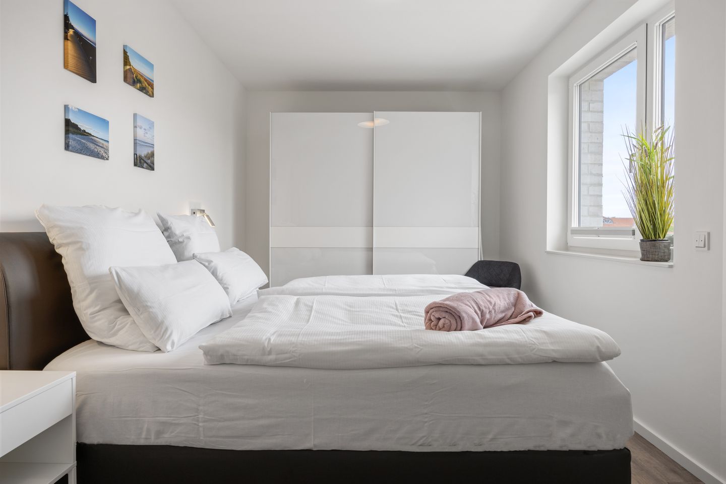 Weiße Villen Weiße Villen 1-11 Boltenhagen - Schlafzimmer mit Doppelbett und Kleiderschrank