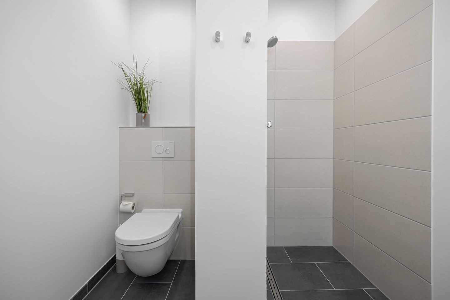 Weiße Villen Weiße Villen 1-11 Boltenhagen - Badezimmer mit Dusche, Waschtisch, WC und Spiegel