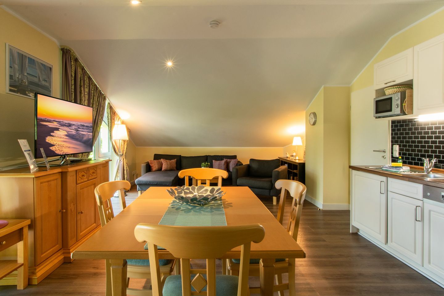 Strand-Park Strand-Park 231 Usedom - Küchenzeile mit Esstisch und Sitzgelegenheit#