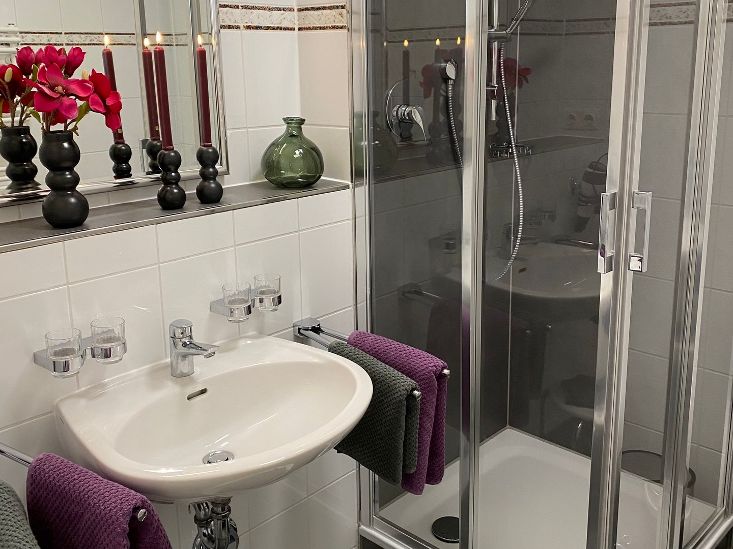 Inselstrand Inselstrand 2212 Usedom - Badezimmer mit Dusche, Waschbecken und Spiegel