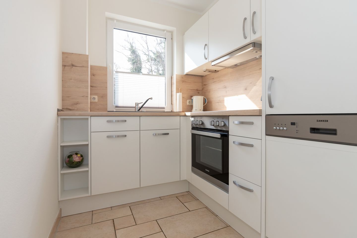 Ostseeallee 32b Ostseeallee 32b 1-1 Kühlungsborn - Küche mit Backofen und Geschirrspüler