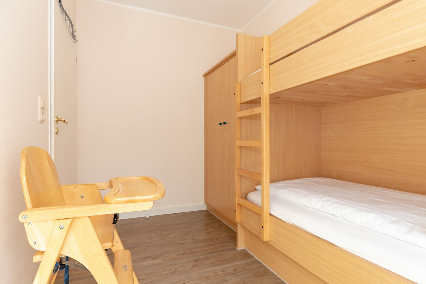 Ostseeallee 32b Ostseeallee 32b 1-1 Kühlungsborn - Schlafzimmer mit Etagenbett und Kleiderschrank