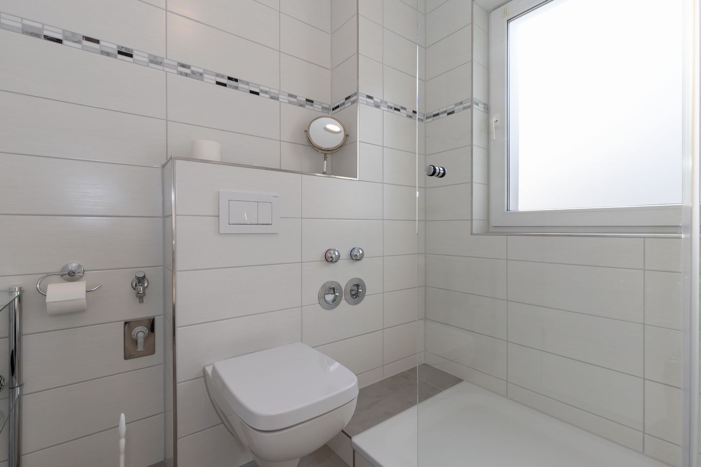 Ostseeallee 32b Ostseeallee 32b 1-1 Kühlungsborn - Badezimmer mit Dusche, Waschtisch, WC und Spiegel